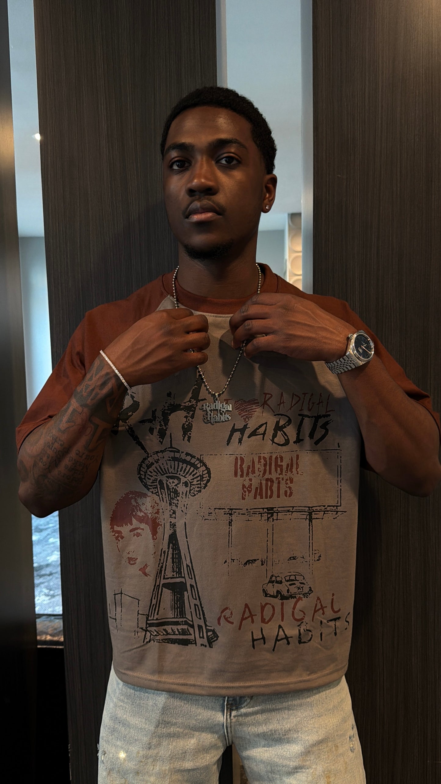 GREY AND BROWN CITY TEE